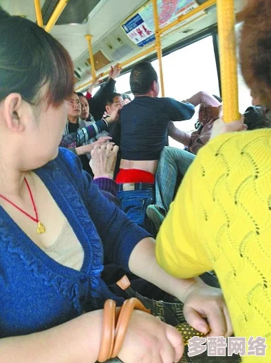 公车上的禁忌游戏：短裙与内裤的摩擦，欲望在拥挤中悄然绽放的故事