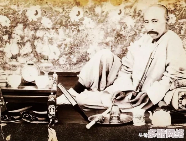 夜幕降临，两位佳人共赴浪漫之约，携手为一位绅士献上无尽欢愉与激情的独特体验
