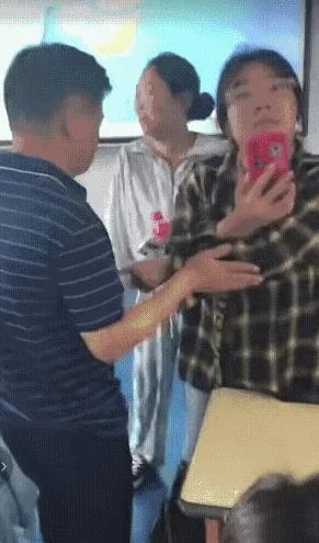 男生插女生视频在线观看：最新动态与相关讨论引发广泛关注，社交平台上热议不断，涉及多方面的社会问题