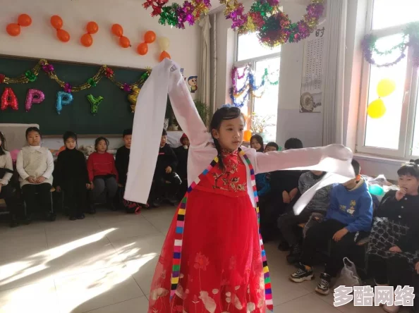 在校园生活中，女同学们如何通过友谊与合作共同成长，创造属于自己的精彩故事？